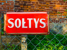 Tabliczka sołtys powieszona na bramie